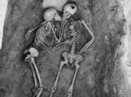 Ezt a párt élve eltemették. Amikor 2800 évvel később kiásták őket, a kutatók szóhoz sem jutottak a látványtól.