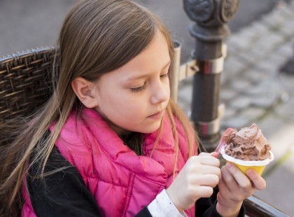 EMBERBŐL ANGYAL? MEGLEPŐ DOLGOT MŰVELT EGY FAGYIZÓ KISLÁNY A NYUGATINÁL!