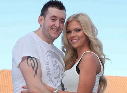 AKAROD LÁTNI, MILYEN GYÖNYÖRŰ BARÁTNŐJE VAN ENNEK A SRÁCNAK? A TITKOT IS ELÁRULJA, MIÉRT VAN VELE!