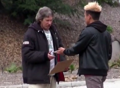 Egy fiatalember 100 dollárt ad egy hajléktalan férfinak, és látja őt befutni az italboltba. De ahogy követi őt tovább, EZ történik.