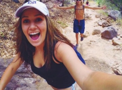 Ez a csinos lány váratlanul meghalt pedig fiatal és sportos volt. A halál oka megdöbbentő, valószínűleg te is csinálod…