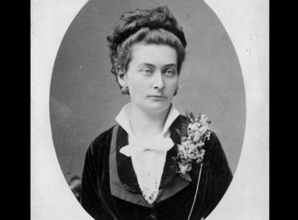 MINDEN EGYETEMET VÉGZETT MAGYAR NŐ NEKI KÖSZÖNHETI A DIPLOMÁJÁT.