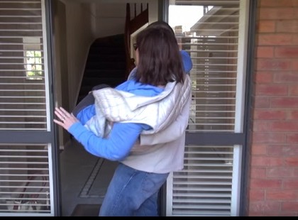 KERESZTÜLVITTE MEGCSALT FELESÉGÉT A HÁZUK KÜSZÖBÉN, MAJD ÉSZREVETTE, HOGY VALAMI MEGVÁLTOZOTT!