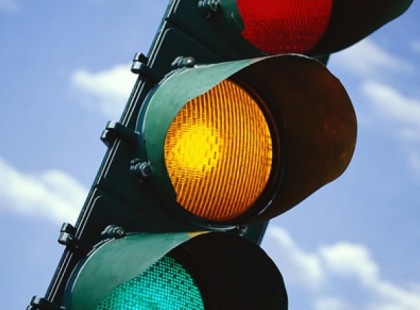 Ha átmész a sárga lámpán? 100 ezer forint lesz a bírság, KRESZ frissítés