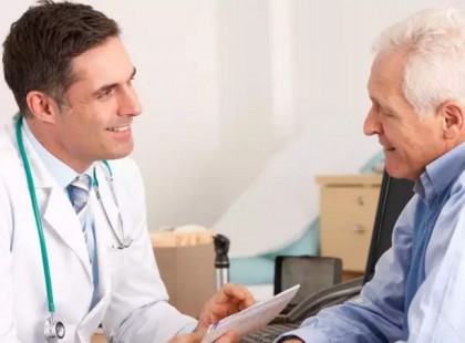 Egy idős férfi dicsekszik: 20 éves menyasszonya terhes. Orvosa reakciója azonban aranyat ér!