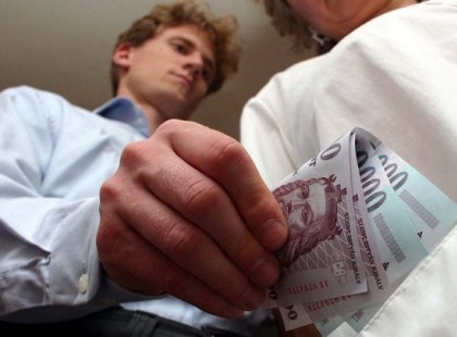 A szülészorvos követelte a hálapénzt, ám az apa tettétől belé fagyott a szó!