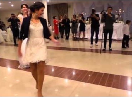 Ezt a nőt ne hívjátok meg az esküvőre! Az összes vendég elfelejtette a menyasszonyt, amikor elkezdett táncolni!