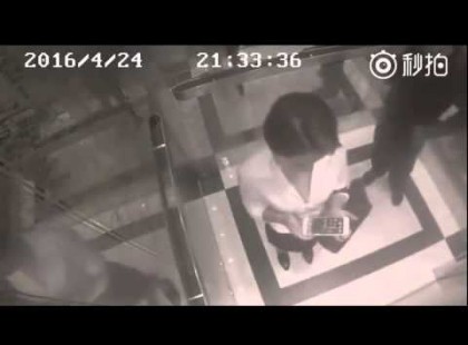 A férfi molesztálni próbálta a nőt a liftben… 20 másodperc után azonnal megbánta!