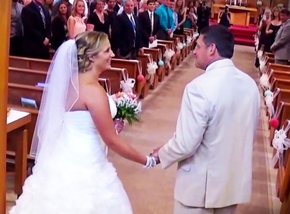 MÉG A PAP IS ELSÍRTA MAGÁT AZ ÖRÖMAPA MEGLEPETÉSÉTŐL!