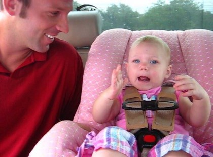 Az édesanya feltesz egy rövid kérdést… a baba 60 másodperces válaszát az apa sem bírta ki nevetés nélkül! Te sem fogod!