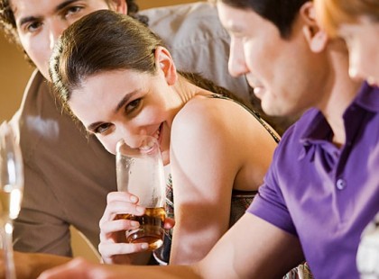 A férj gyanítja, hogy felesége félrelép, ezért munka helyett követi őt. Kínos dologra jön rá..