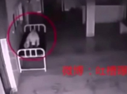 A nő meghal a kórházban. Amit a biztonsági kamera rögzít ezután, borzongás fut végig a gerincemen