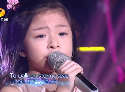 AZT HITTÉK A KISFIÚ ŐSTEHETSÉG, ÁM AKKOR A MIKROFONHOZ LÉPETT A KISHÚGA!