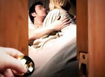 A FÉRJ VÁRATLANUL FELESÉGÉNEK SZEGEZTE A KÉRDÉST: 