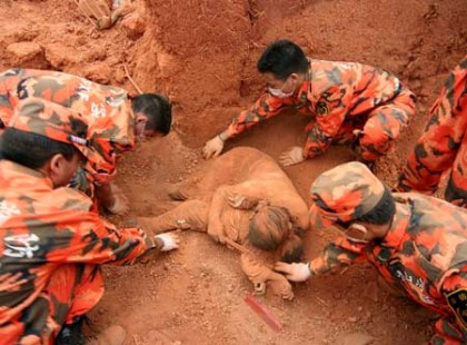 Amikor megtalálták a nőt, már rég halott volt… de amit alatta találtak attól könnybe lábad a szemed!