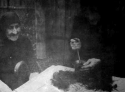 ,,NAGYANYÁINK MÉG TUDTÁK...”:HOZZÁSEGÍTHETJÜK MAGUNKAT A NYUGODT ALVÁSHOZ, HA NEGYEDÓRÁVAL LEFEKVÉS ELŐTT MEGESZÜNK EGY ALMÁT, VAGY EGY EVŐKANÁL MÉZET LASSAN ELOLVADNI HAGYUNK A SZÁNKBAN.