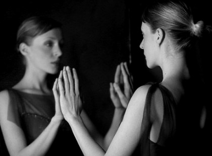 NEM MINDEGY, HOGY NYILVÁNOS HELYEN TÜKÖR, VAGY ÜVEGFAL ELŐTT ÖLTÖZÖL ÉS HA NEM VIGYÁZOL BŰNCSELEKMÉNY ÁLDOZATÁVÁ IS VÁLHATSZ!