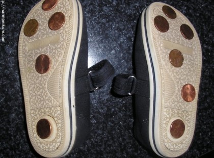 Az anya aprópénzt ragaszt a lánya cipőjére – Amikor megtudtam, hogy miért, elhatároztam, hogy én is ezt fogom tenni.