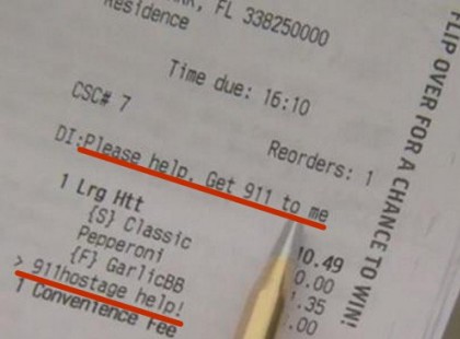 A 3 gyerekes édesanya egy rejtett üzenetet küldött a pizzafutárnak… amit ezután a rendőrség talált a házban… ijesztő!