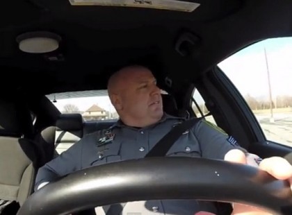 Ez a rendőr elfelejtette kikapcsolni a kamerát… amit rögzített… nem tudtam abbahagyni a nevetést!