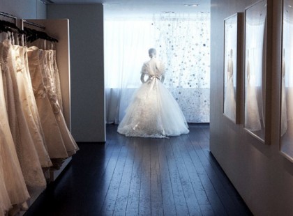 AZ ESKÜVŐI SZALONBAN KIGÚNYOLJÁK SZEGÉNY, IDŐS NÉNIT, AKI OLYAN RUHÁT VÁLASZT, AMIT NEM ENGEDHET MEG MAGÁNAK