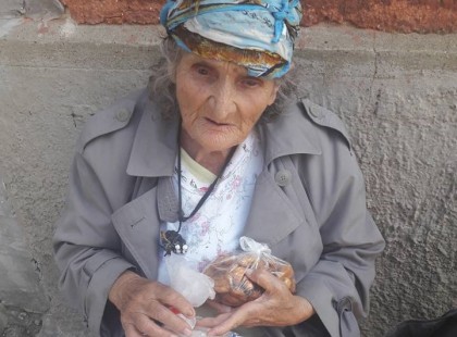 Az Újpesti piacnál,a sarkon ült ez a néni.3 szem tepertőt kért tőlem.