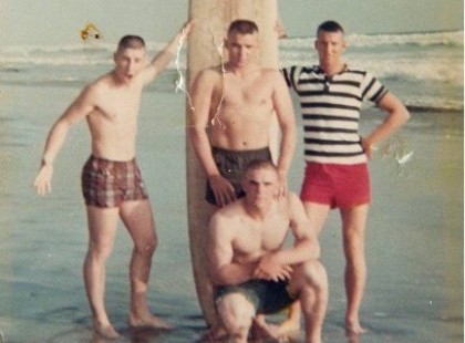 A 4 férfi még a háború előtt készítették ezt a fotót… De nézd meg őket 50 évvel később, amikor újrafotózták a régi képet!