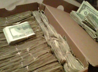 A férj talált egy doboz pénzt a haldokló neje polcában.Nevetett kínjában amikor rájött honnan a mesés vagyon