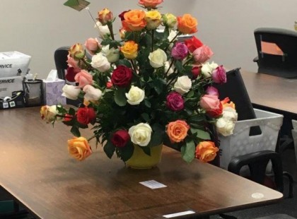 A nő kapott egy csokor virágot az irodában. Elájult, amikor elolvasta a feladó üzenetét!