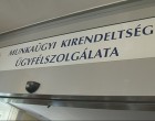 220 ezer forintos fizetés, éjszakai- és készenléti pótlék, túlóraszolgálat, cafeteria, amely évente 200 ezer forint lehet, lakhatási támogatás, ruhapénz, utazási kedvezmény és kedvezményes mobiltarifa is.