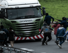 Brutálisan megvertek a migránsok egy magyar kamionsofőrt!