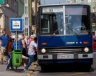 Nem volt hajlandó tovább menni a buszsofőr, mert ezt vette észre a visszapillantóban!