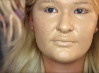 100 réteg alapozót kent az arcára, durva dolog történt ezután!