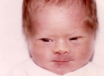 El kellett temetnie a fiát, de minden értelmet nyert, amikor 5 év múlva meglátta ezt az idegen arcot