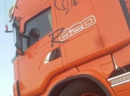 Egy kamionos meghal egy balesetben, Egy gyerek meg kérdi az apját: Apa ki volt a bácsi aki meghalt? Nem tudom, csak hogy, 