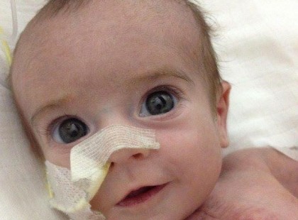 Ez a csöppség fél szívvel született, túlélt egy stroke-ot, kilenc műtétet és háromszor élesztették újra, mégis képes mosolyogni. Akkor Te miért ne tudnál?! Szép napot mindenkinek!<3 Aki gratulál, Isten adja meg neki, ami hiányzik neki az életéből!! ❤️❤️