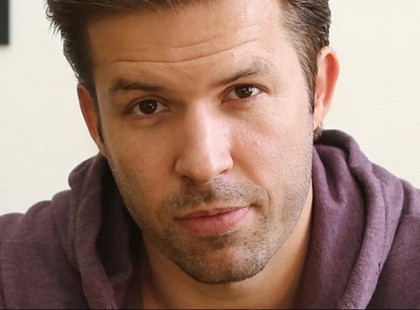 Sebestyén Balázs: “És még egy mondat. Én a Sarka Katánál is bírom amikor azt mondja: fogadd el magad, tehát nagyon jó, meg szép minden. De az a nő, aki napi X órát van edzőteremben, ahonnan utána átmegy egy divatbemutatóra, onnan elmegy ide vagy oda és napi hat órát edz, van bébiszitter és mindenki megoldja a dolgot, ami egyébként az övé lenne, azért így rohadt könnyű.