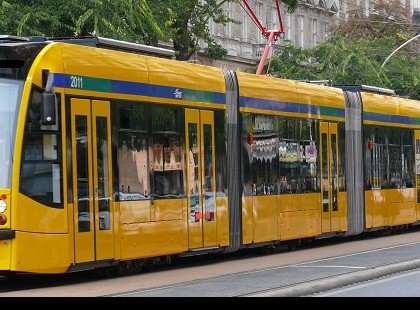 3 SUTTYÓ TERRORIZÁLTA A NŐKET A VILLAMOSON, ÁM EKKOR JÖTT EGY APRÓCSKA, VÉKONY, MAGYAR LÁNY…