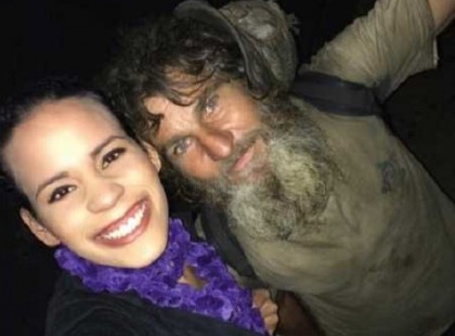 A hajléktalan egy 24 éves lánytól kér pénzt. De amit a férfi cserébe felajánl, a lány szóhoz sem jut.