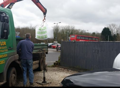 Julienek elege volt azokból, akik az ő helyén parkoltak háza előtt. Briliáns bosszúja megnevettet minket.