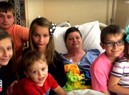 Örökbe fogadja elhunyt legjobb barátnője 6 gyermekét – aztán élete legnagyobb meglepetése éri