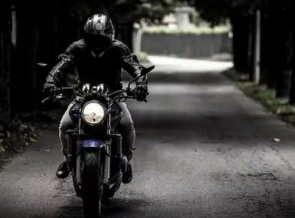 EGY IDŐS, HAJLOTT HÁTÚ ERDÉLYI NÉNI OLYAT TETT A VAGÁNY, BOROSTÁS MOTOROSSAL, AMIT MÉG Ő MAGA SE HITT EL!