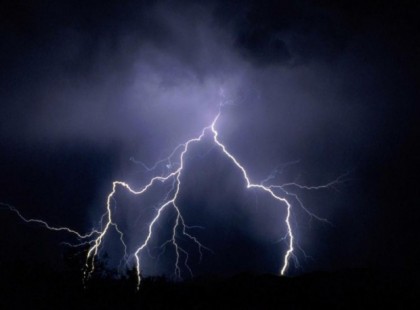 Ki­ad­ták a ri­asz­tást: Szél­vi­har­ral kí­sért zi­va­tar tart fe­lénk!