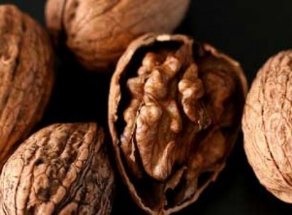 EGY SZEM DIÓT DOBOTT A FAZÉKNYI FORRÓ VÍZBE. AZ OKA ZSENIÁLIS!