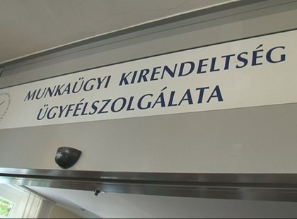 220 ezer forintos fizetés, éjszakai- és készenléti pótlék, túlóraszolgálat, cafeteria, amely évente 200 ezer forint lehet, lakhatási támogatás, ruhapénz, utazási kedvezmény és kedvezményes mobiltarifa is.
