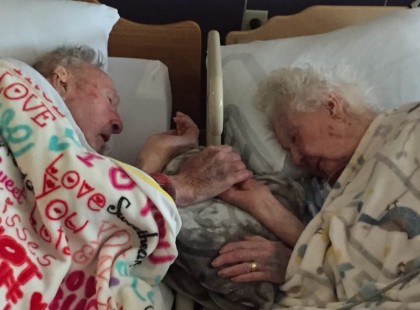 Ez a 100 éves bácsi felesége kezét fogva távozott az élők sorából 60 év házasság után.... Igen élni csakis így érdemes! Ilyen mély tisztelettel, szerelemmel és szeretettel az asszony, a nagybetűs Szerelem iránt... <3