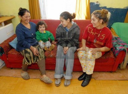 Magda, a dédnagymama, 49 éves, rokkantnyugdíjas… Edit a nagyi, 33 éves, rokkantnyugdíjas