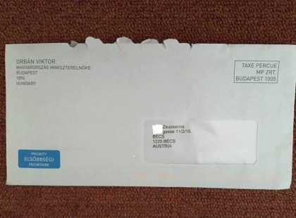 Valószínű, hogy a fordításra már nem jutott pénz..... :)