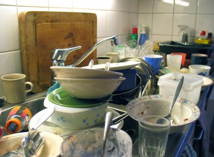 NEM VOLT HAJLANDÓ ELMOSOGATNI A RENDETLEN SRÁC, EKKOR BARÁTNŐJE FERGETEGES DOLGOT ESZELT KI!