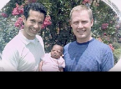 Ezt a fiút egy meleg pár vette magához! 14 évre rá valami elképesztő történt